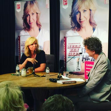 Honderdduizendste exemplaar Neem een geit van Claudia de Breij