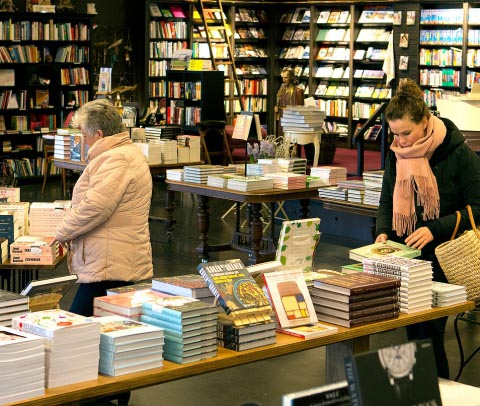 Susan Smit bezoekt Boekhandel Van der Meer in Noordwijk