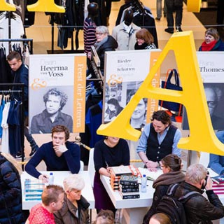 Hugo Borst en Erik Jan Harmens signeren tijdens Feest der Letteren