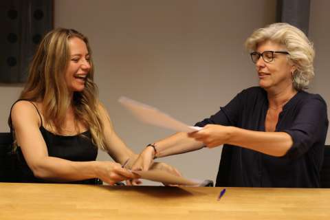 Emily Reekers tekent voor haar debuutroman bij Lebowski Publishers