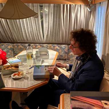 De caravan, de Joodse bejaarden en de hoofdstukcijfers: Arnon Grunberg over zijn tour du 'Bezette gebieden' De caravan, de Joodse bejaarden en de hoofdstukcijfers: Arnon Grunberg over zijn tour du 'Bezette gebieden'