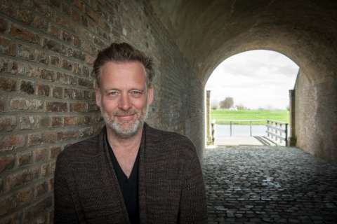 Erik Jan Harmens start podcast 'Onverdoofd' bij Trouw