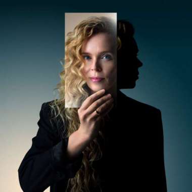 Janine Abbring ontvangt Roxane van Iperen in VPRO Zomergasten 2021