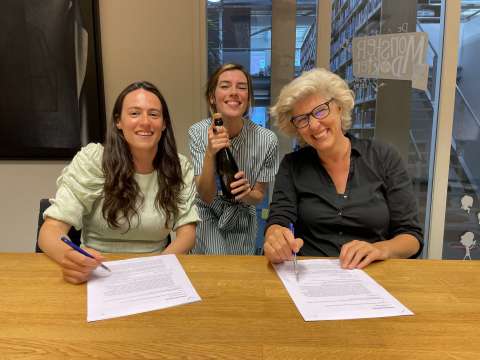 Joosje Duk tekent voor haar debuut bij Lebowski Publishers