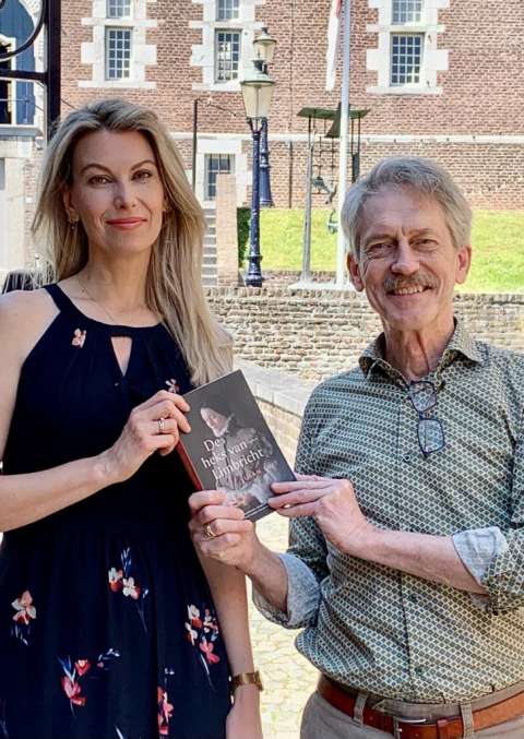 Susan Smit overhandigt eerste exemplaar van De heks van Limbricht aan nazaat hoofdpersoon