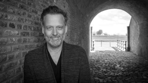 Tien nieuwe podcasttips van de redactie van de VPRO Gids, voor in de auto, het vliegtuig, op het strand of in bed.