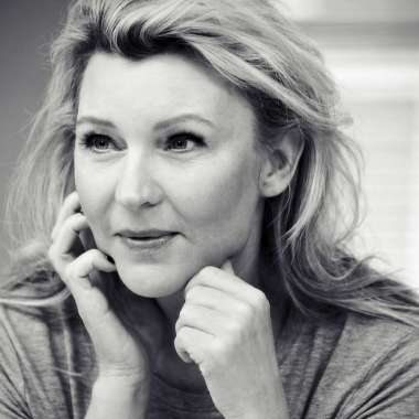 Women kick each other down - article for LINDA. Magazine